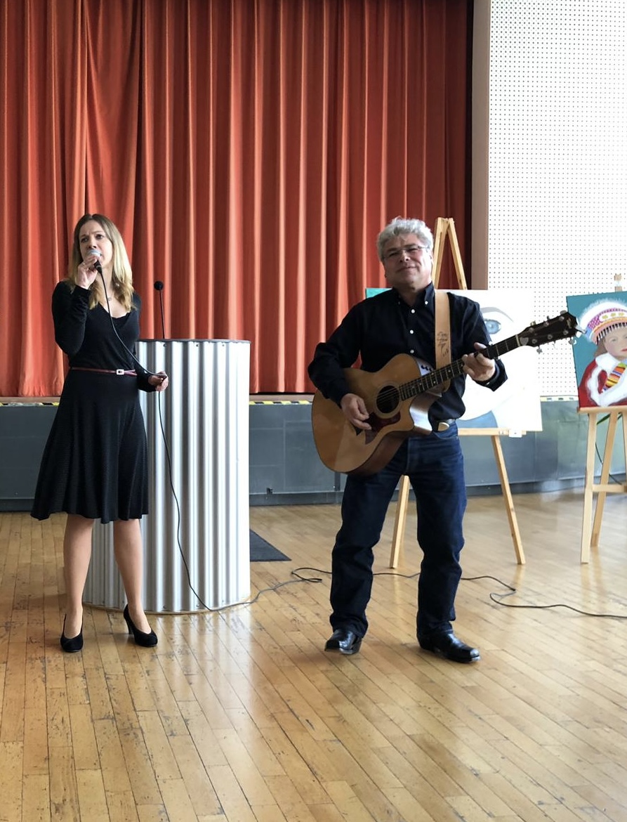 Maren singt und Dieter spielt Gitarre auf einer Vernissage